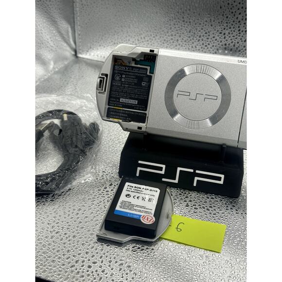 psp 2000 sliver  w/accessories & new battery - Picture 5 of 8
